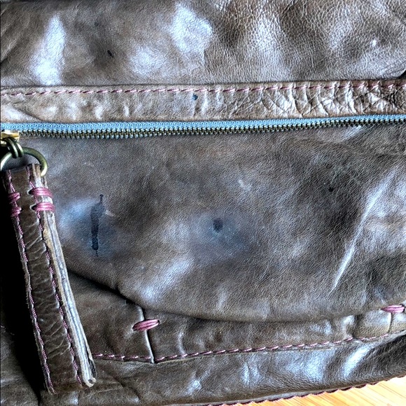 49 square miles Gray messenger bag with purple stitching and detachable strap - Picture 10 of 11